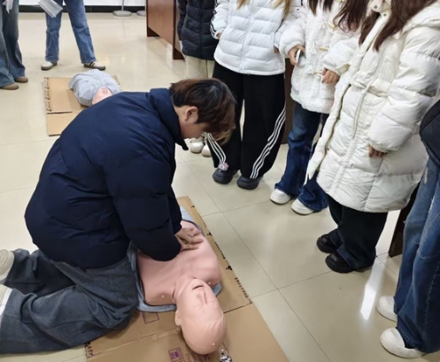 医学院协同工程实践创新中心联合开设急救训练课