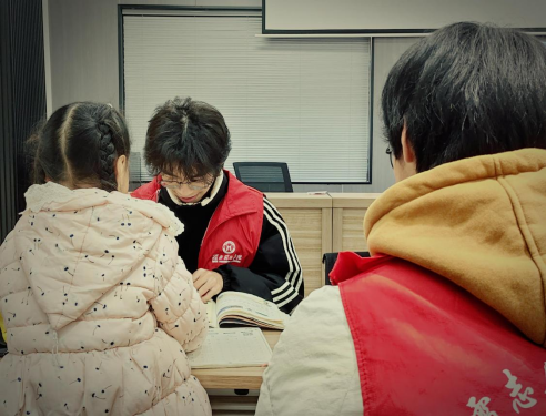 春雷志愿服务团开展“暖心护苗，志愿同行”关爱志愿服务活动