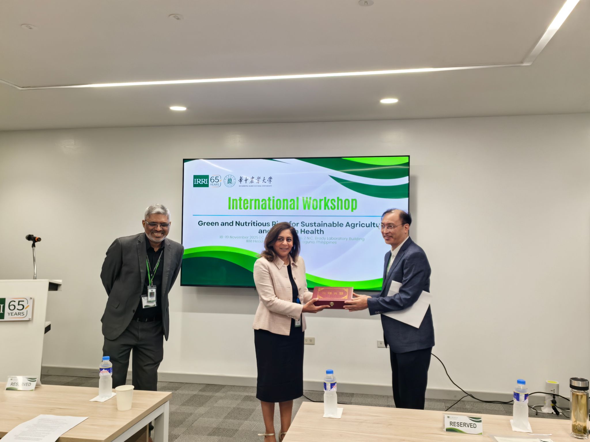 张启发院士率团赴国际水稻研究所参加国际研讨会