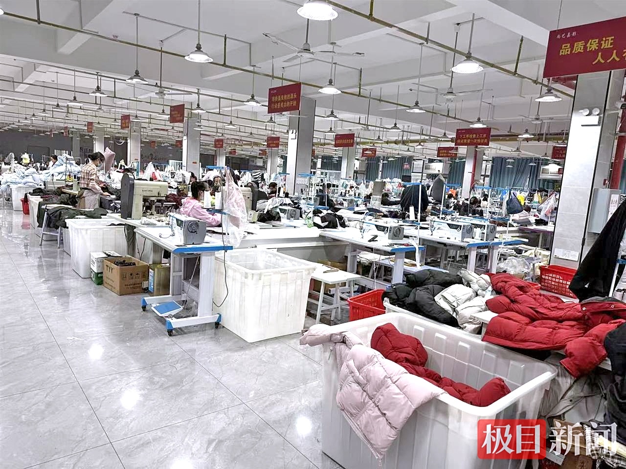 记者探访汉川织造车间 两分钟缝制一件羽绒服 基础款售价在500元以下