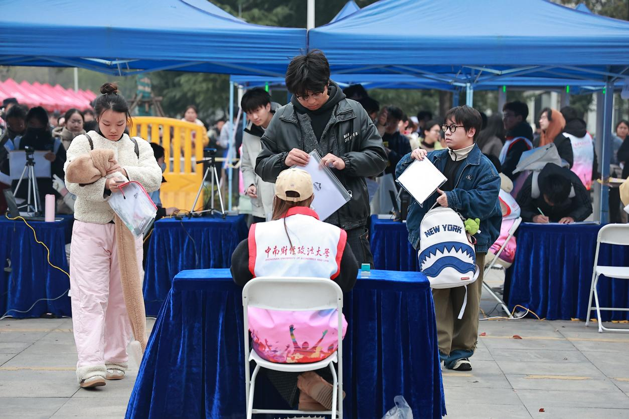 智能巡考全覆盖 暖心服务再升级 2026年研考工作顺利结束