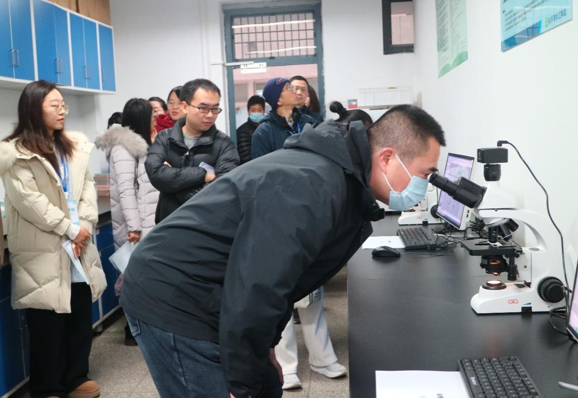 实验教学坊走进化学学院实验室