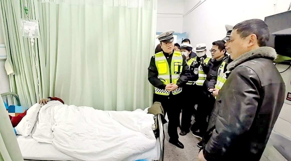 十余年失联杳无音信，一场车祸意外重逢 黄石交警助皖鄂离散亲人泪目相聚