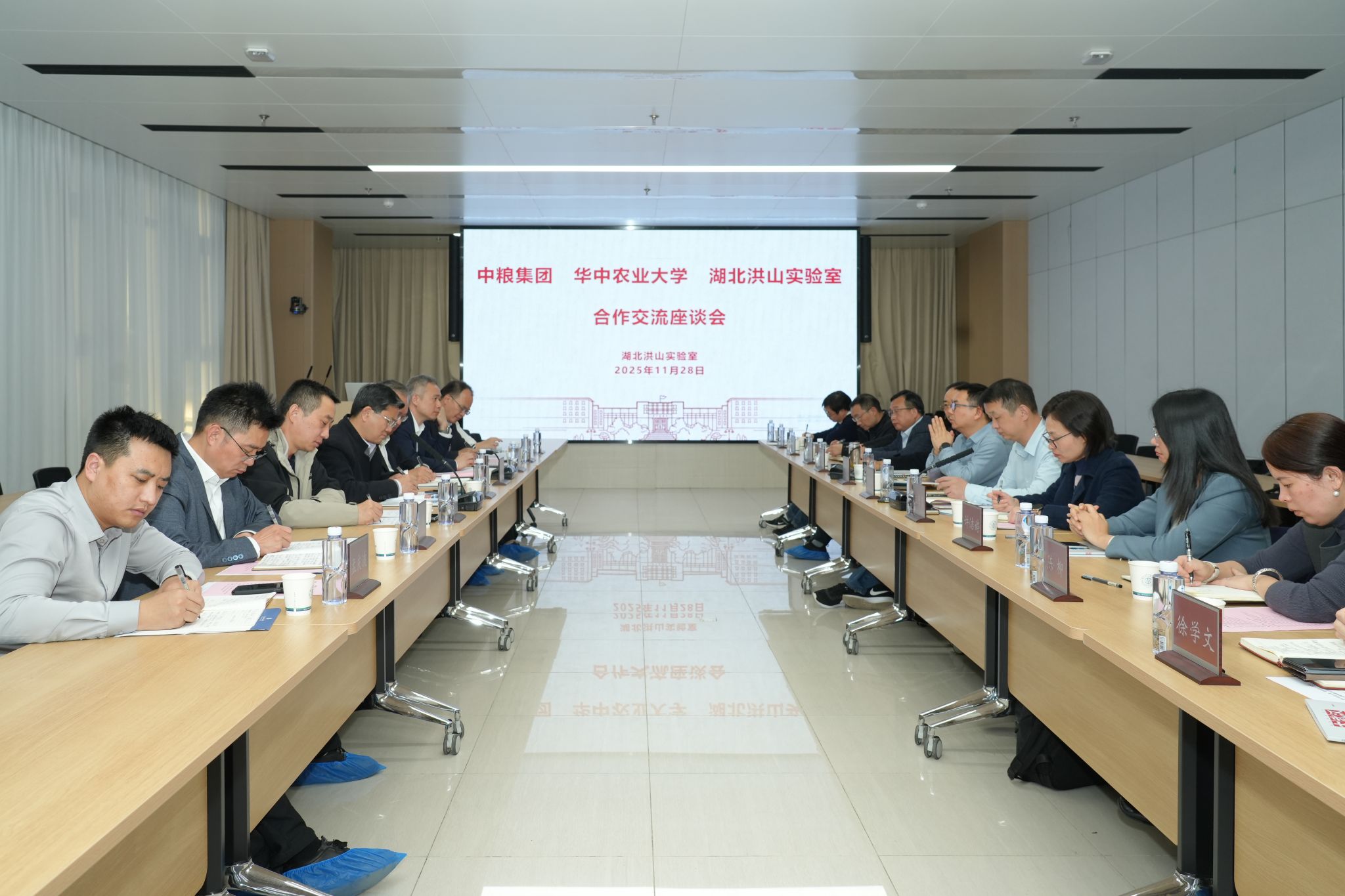 中粮集团党组成员、副总经理陈刚一行来校交流