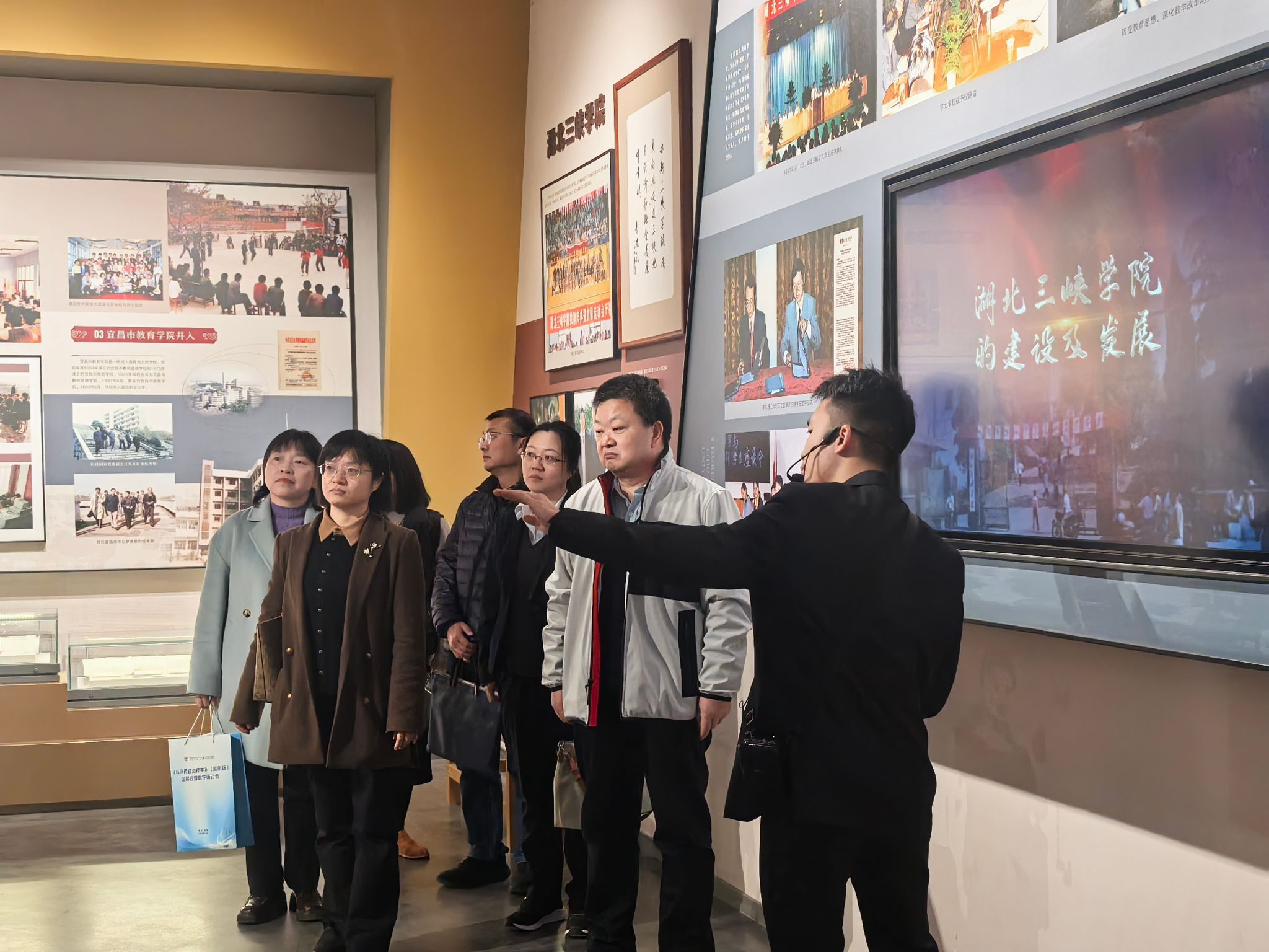 科学出版社高等医学教育分社社长李国红一行来校调研