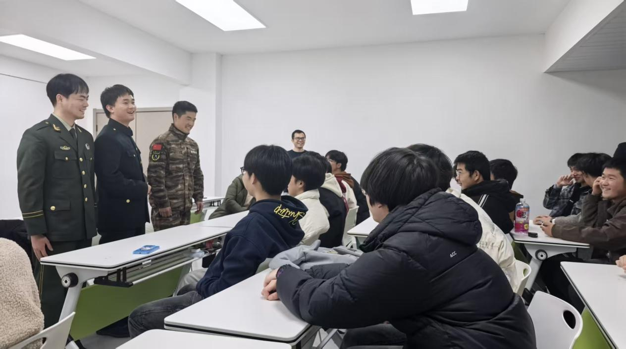 老兵故事忆军旅 青春誓言赴新程——经济与管理学院举办老兵故事分享会