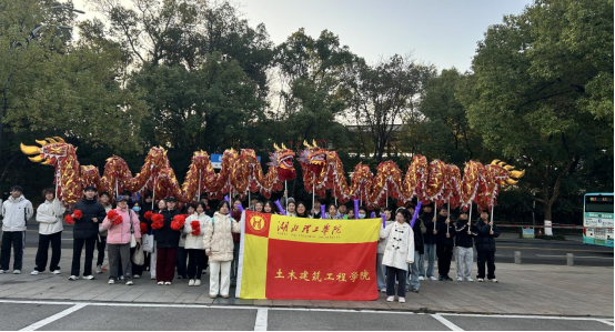 土木学子舞龙队在黄石马拉松比赛展风采
