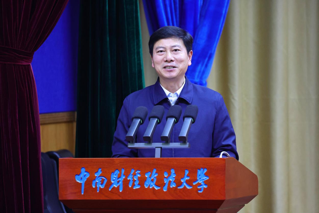 校党委书记侯振发宣讲党的二十届四中全会精神