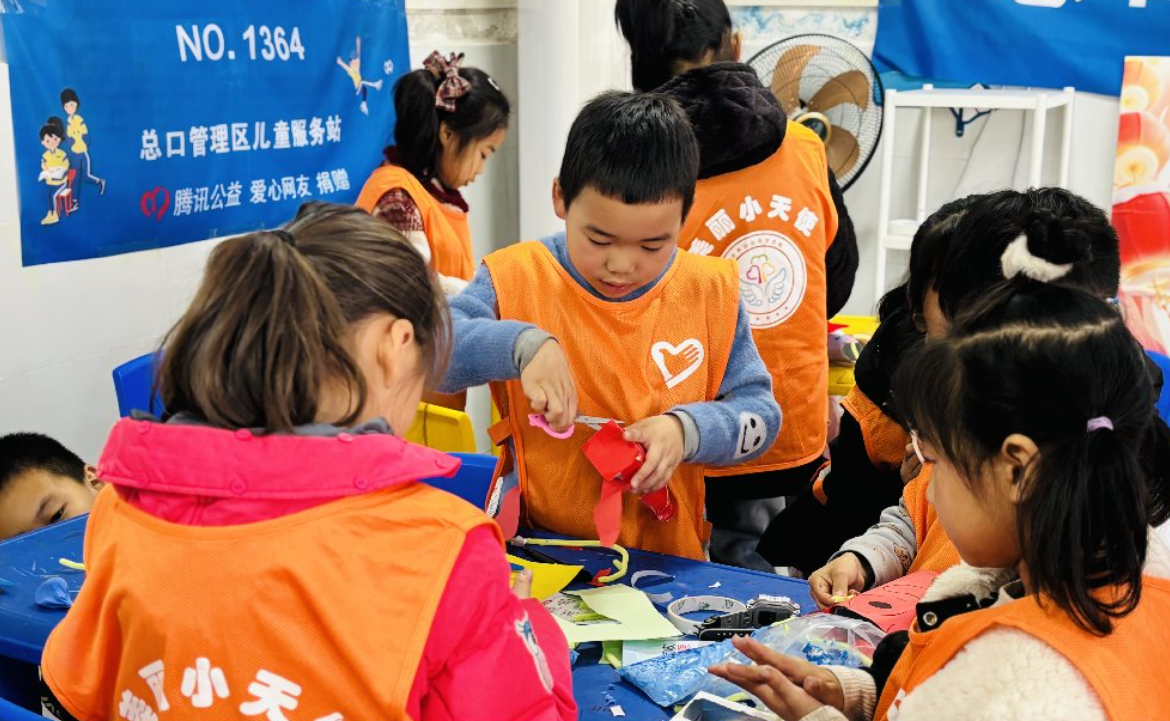 总口管理区妇联联合市义工联合会组织开展“回收牛奶盒 创意变宝贝”主题环保活动