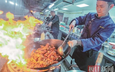 武汉商家推出小龙虾团年宴 已被预订30多桌