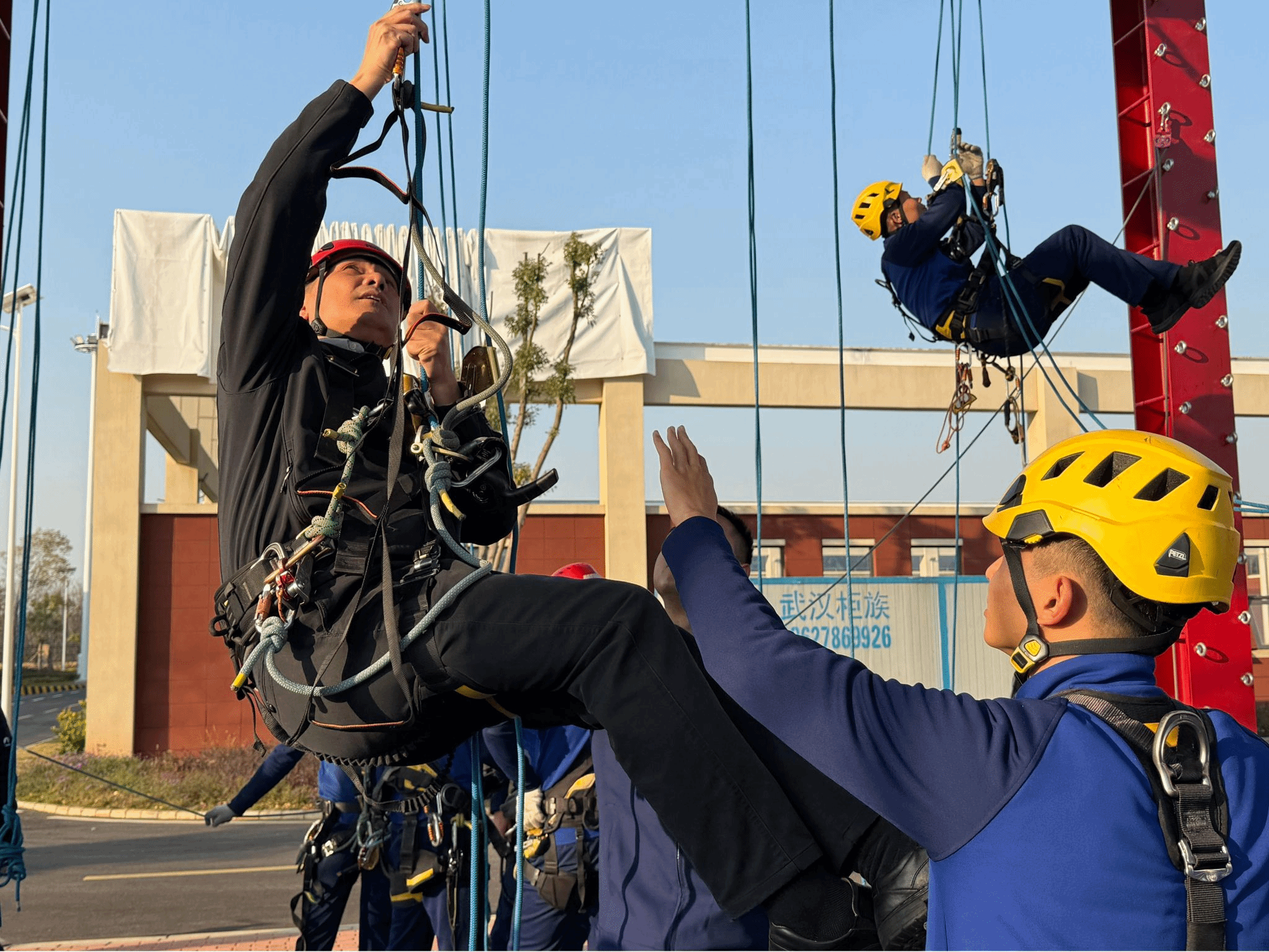 安全管理党支部联合学生党支部赴武汉市消防救援支队特勤大队开展联学联建
