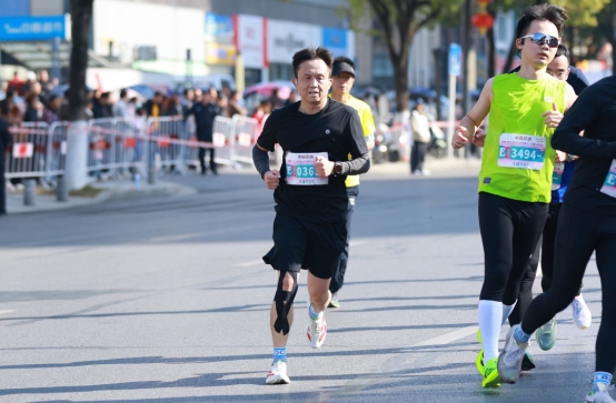 湖北理工学院校友积极参与2025黄石马拉松赛事