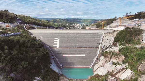 在鄂央企助力重庆建水库 鱼儿洄游坐“电梯”翻坝