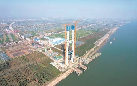 北岸主塔高度已突破200米  造塔机高空施工“如履平地” 李埠长江公铁大桥冲刺主塔封顶