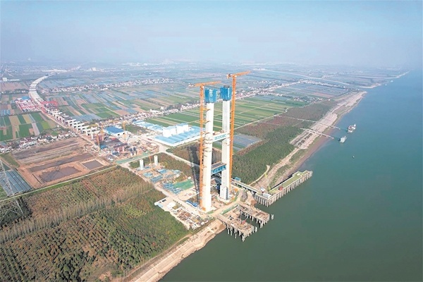 北岸主塔高度已突破200米  造塔机高空施工“如履平地” 李埠长江公铁大桥冲刺主塔封顶