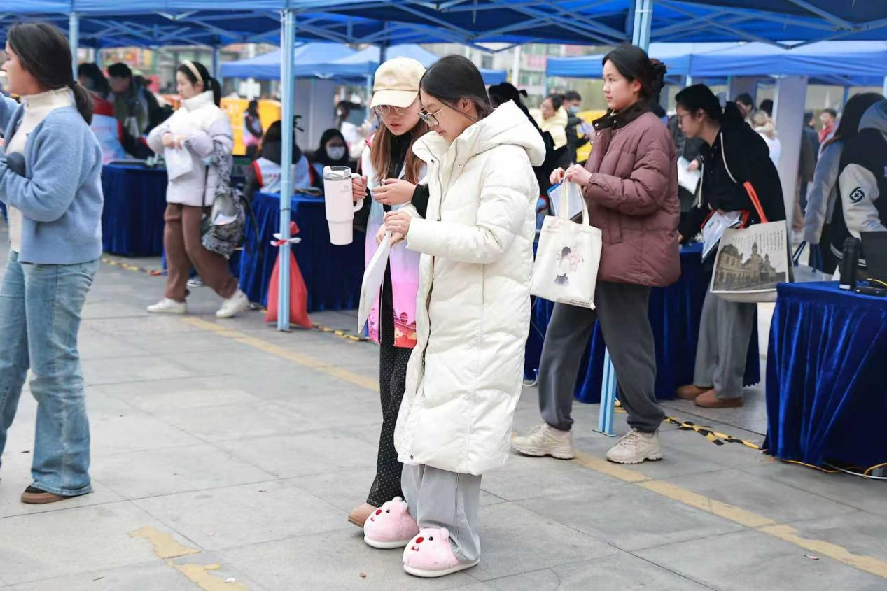 智能巡考全覆盖 暖心服务再升级 2026年研考工作顺利结束