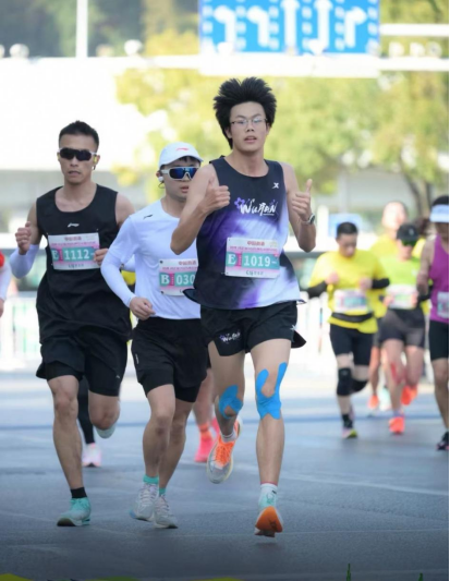 湖北理工学院校友积极参与2025黄石马拉松赛事