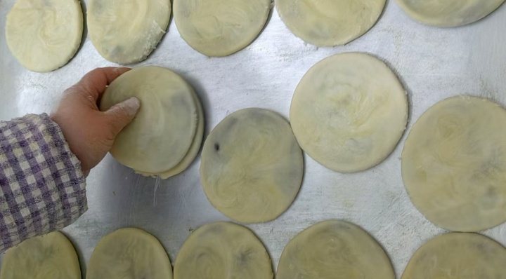 [荆楚网]美味在“县”丨潜江熊口酥饼：饼香不怕巷子深 第一口就“沦陷”了