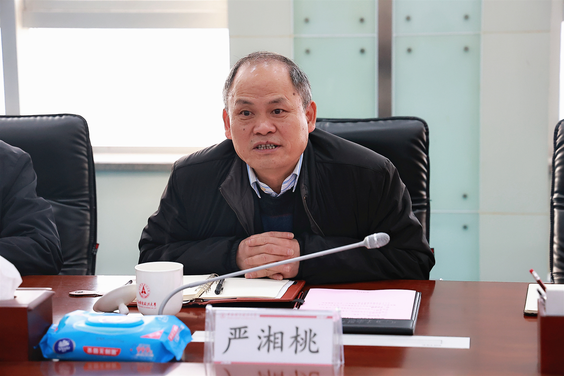 洪山区人大常委会主任严湘桃一行来校座谈