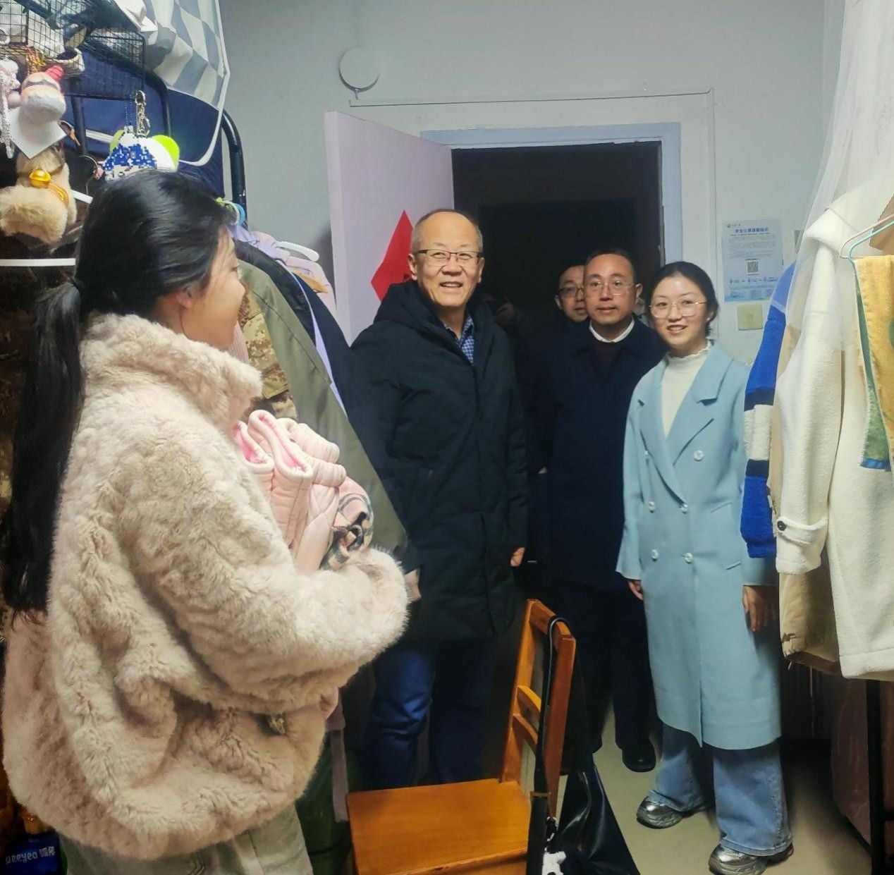 三峡大学领导走访慰问经济与管理学院学生