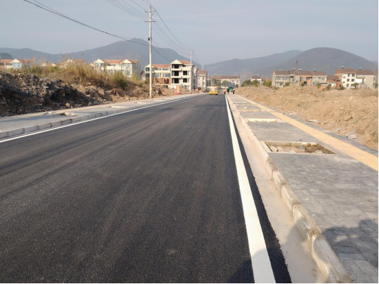 田家镇投入330万元给还建区居民铺出幸福路