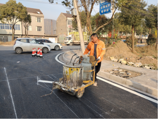 田家镇投入330万元给还建区居民铺出幸福路
