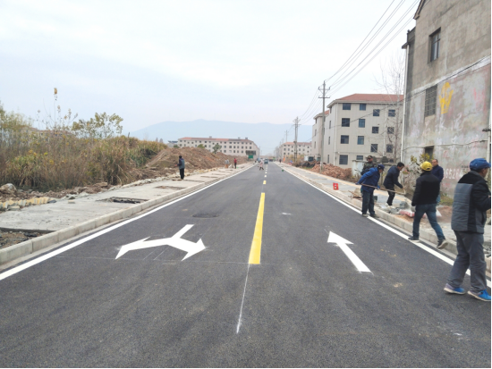 田家镇投入330万元给还建区居民铺出幸福路