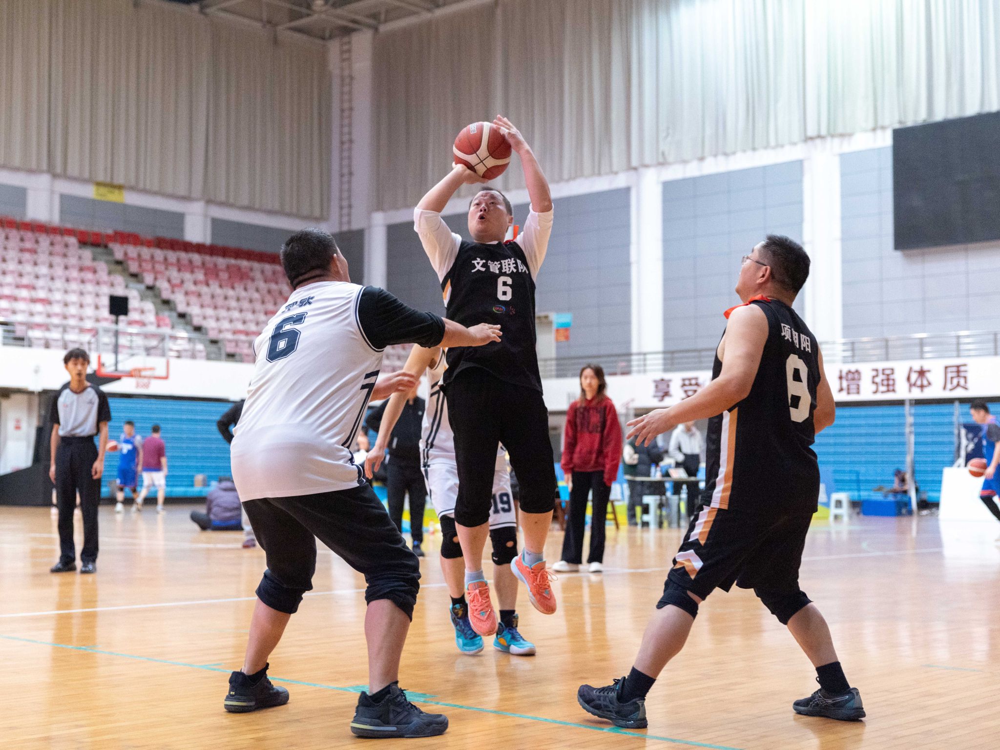 首届教职工三人制篮球赛落幕