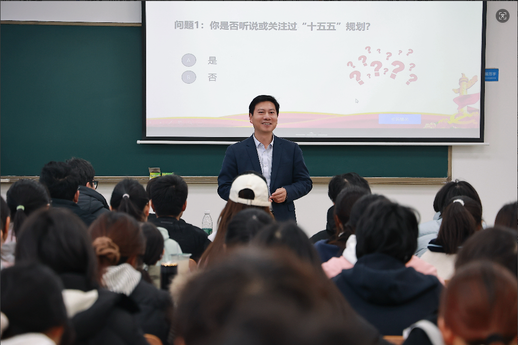 校长、党委副书记朱方伟为本科生讲授思政课