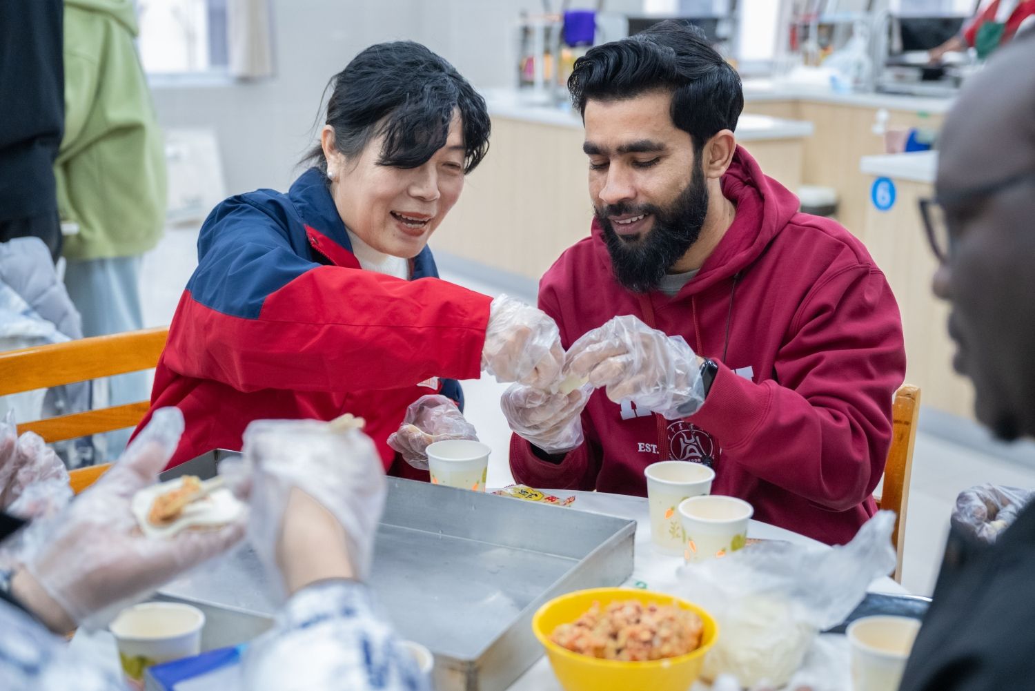 师生乐享“饺”好运  冬至暖聚“五色公寓”