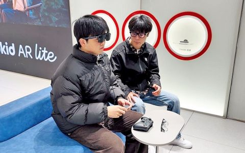 49克随身“外接大脑”亮相武汉 Rokid华中首店解锁智能穿戴新体验