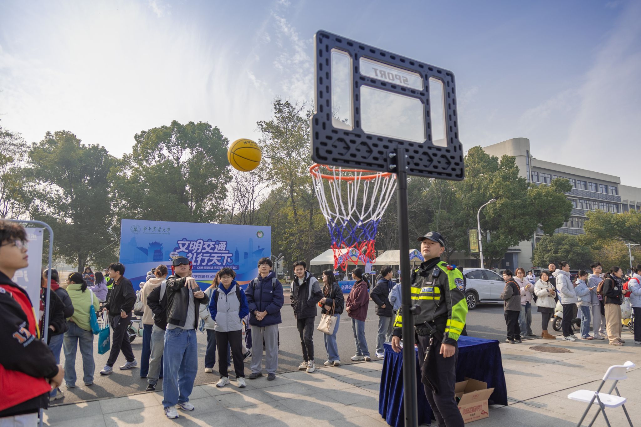 文明交通，礼行天下：华中农业大学举行交通安全宣传教育活动