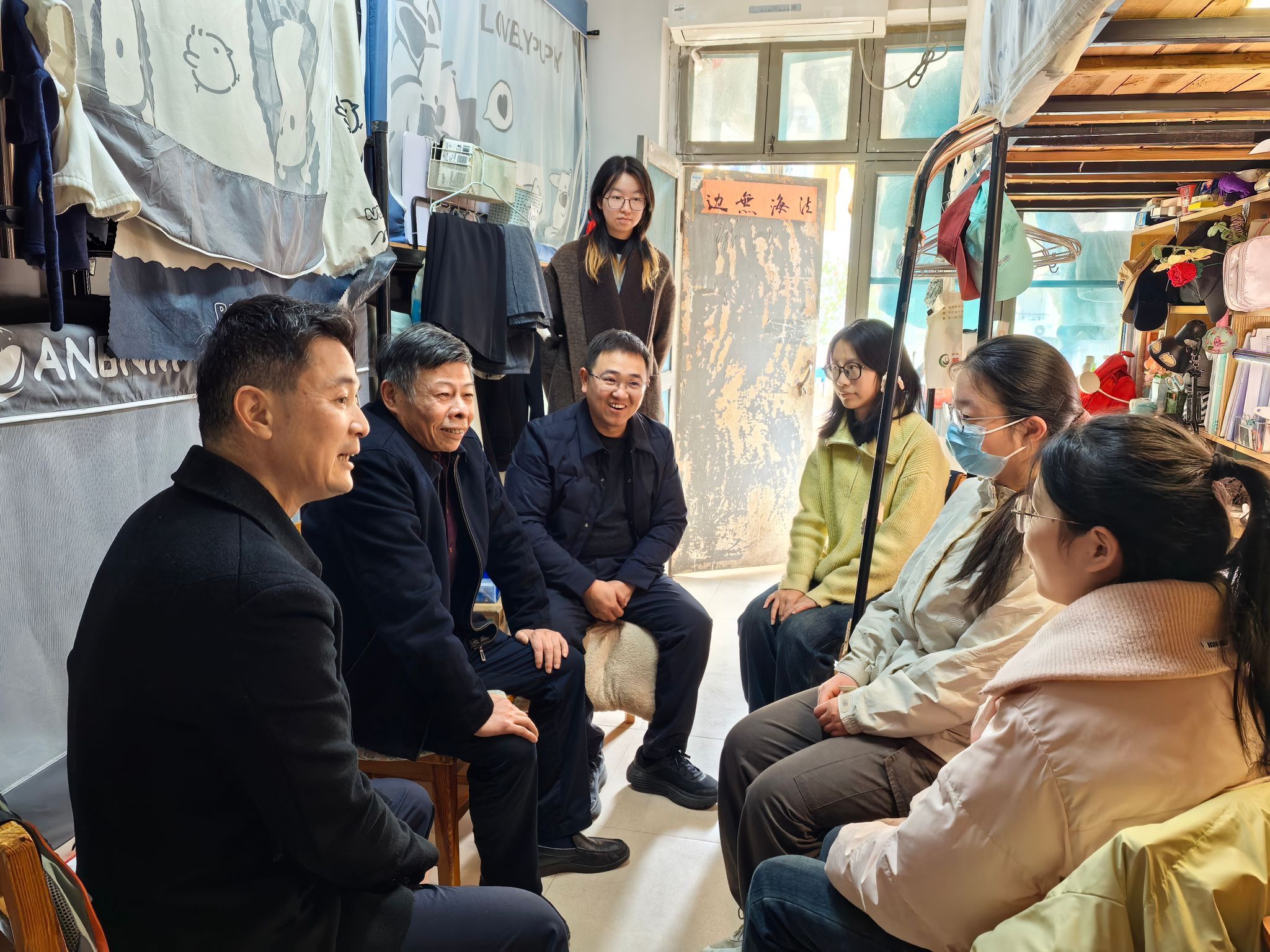 三峡大学领导走访慰问法学与公共管理学院学生