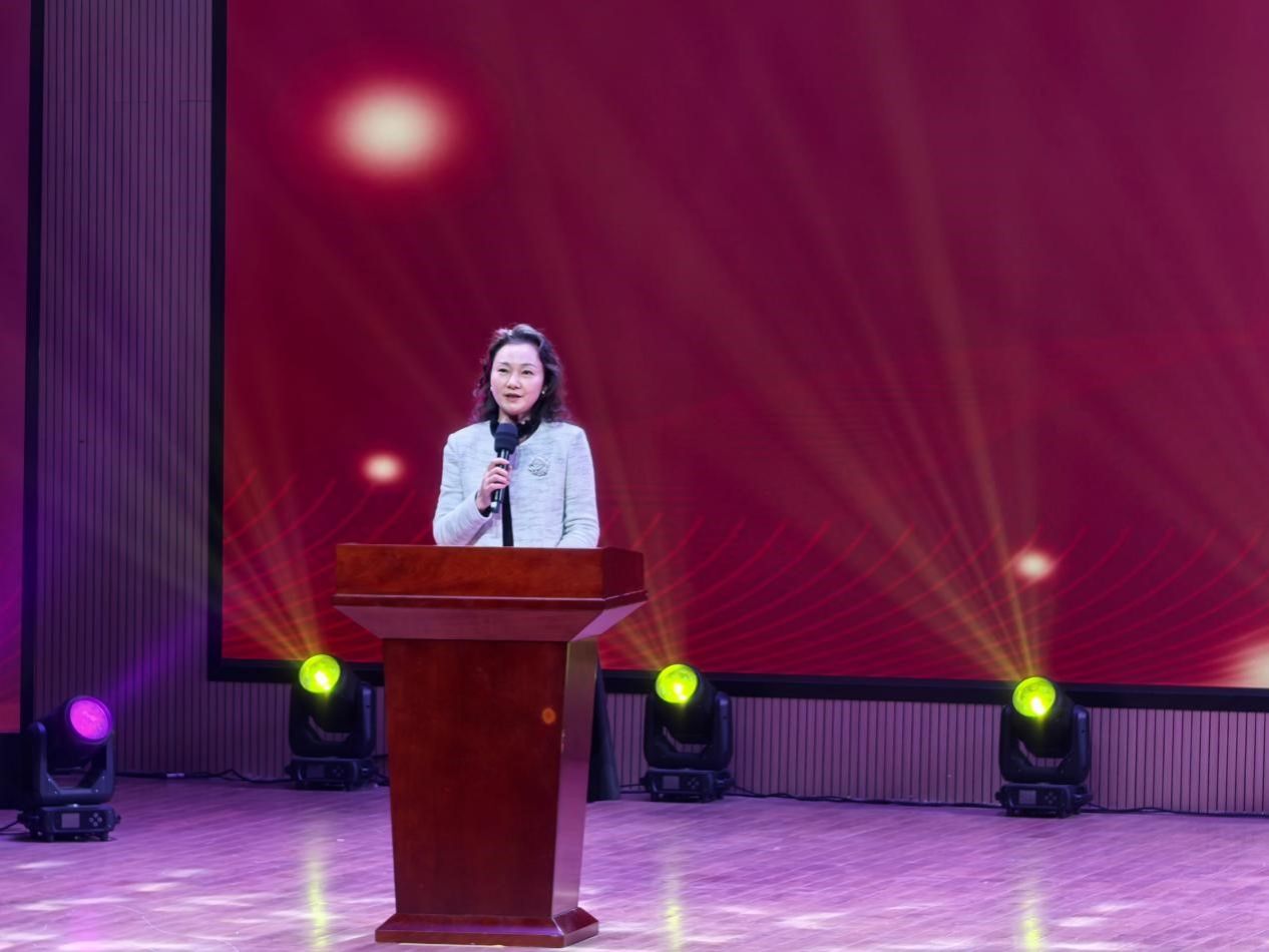 外国语学院举办2025年 “四海聚新篇，外语展风华”迎新暨年度优秀表彰晚会