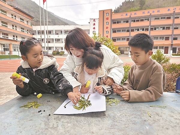 每天往返四十公里山路 “老师妈妈”点亮山里娃求学路
