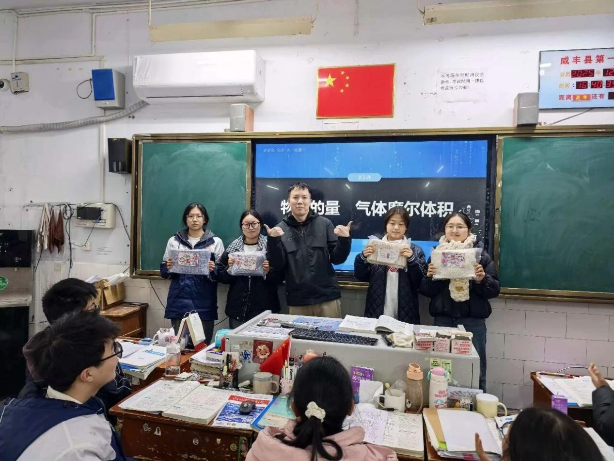 “线织赤诚”活动连续两年为远方学子编织冬日暖阳