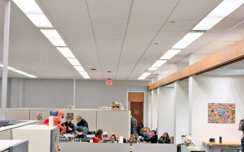 留学生亲历“枪击案” 在图书馆用沙发堵门避险