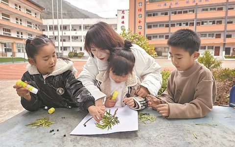 每天往返四十公里山路，一头系着幼子，一头牵着17名学生 巴东“老师妈妈”为深山孩子掌灯