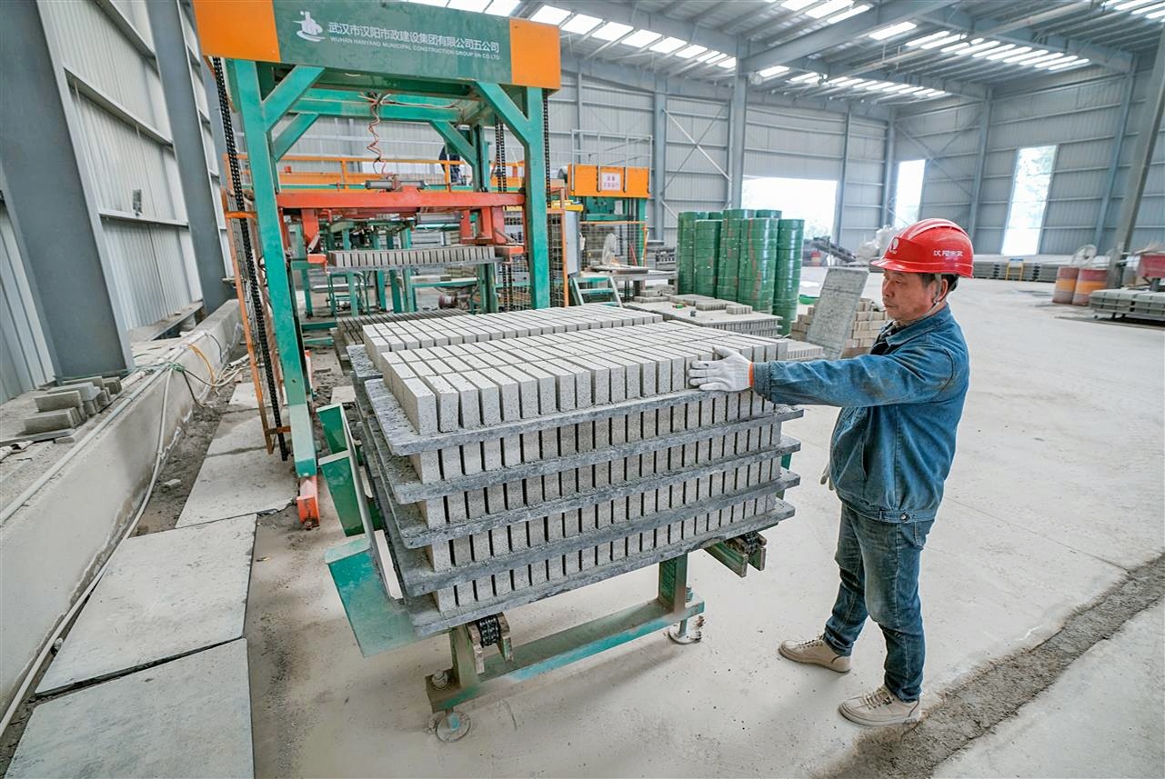 “吃”进弃料吐出新材  “吃”得越精细城市越干净 科技赋能，建筑垃圾堆里可“炼金”