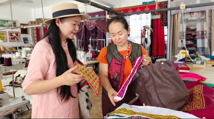 湖北理工学院殷海霞老师被认定为剪云拼布绣市级非物质文化遗产代表性传承人