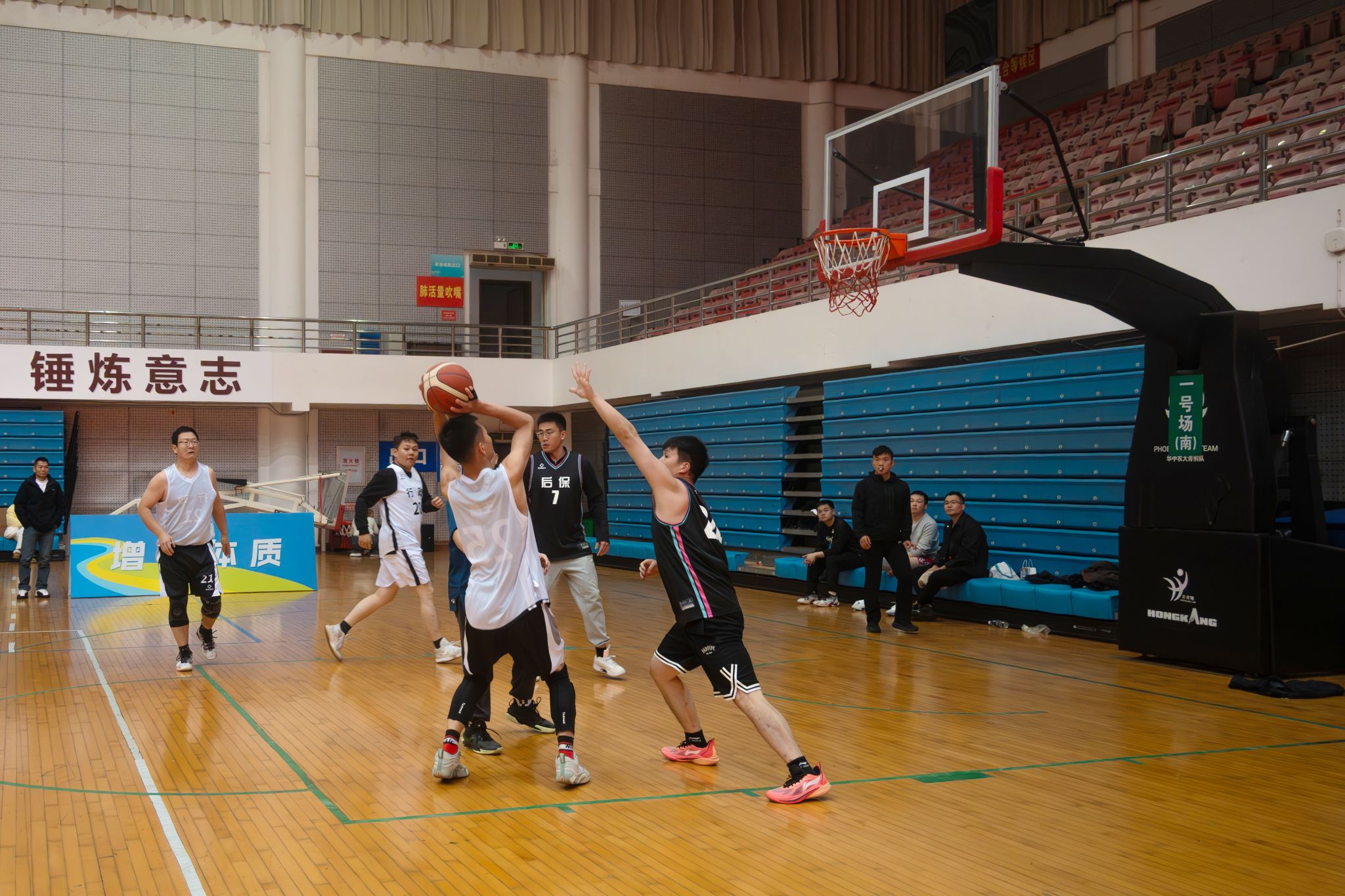 首届教职工三人制篮球赛落幕