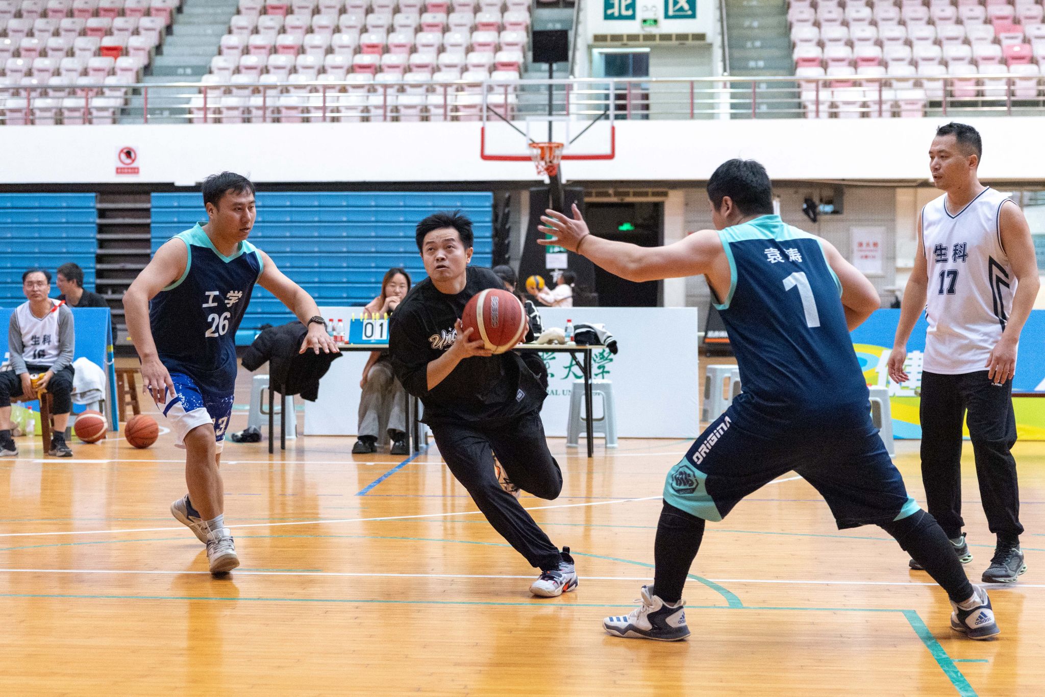 首届教职工三人制篮球赛落幕