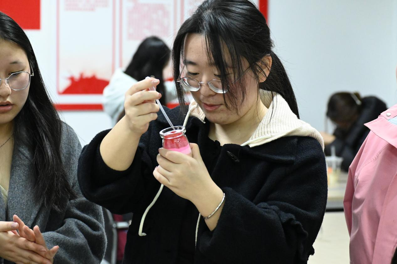 机电工程学院举办“毛线绕暖、彩砂筑心”特色心理活动