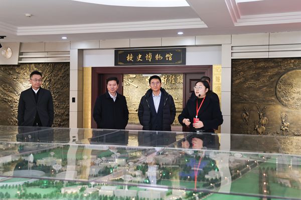 中国融通资产管理集团有限公司总会计师董元来校讲授专题思政课