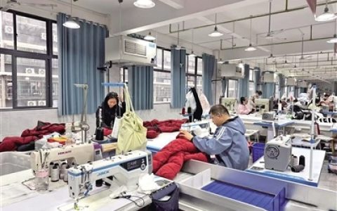 记者探访汉川织造车间 两分钟缝制一件羽绒服 基础款售价在500元以下
