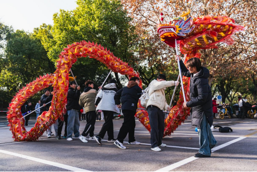 土木学子舞龙队在黄石马拉松比赛展风采