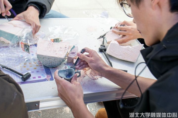 湖北大学举办趣味知识游园会