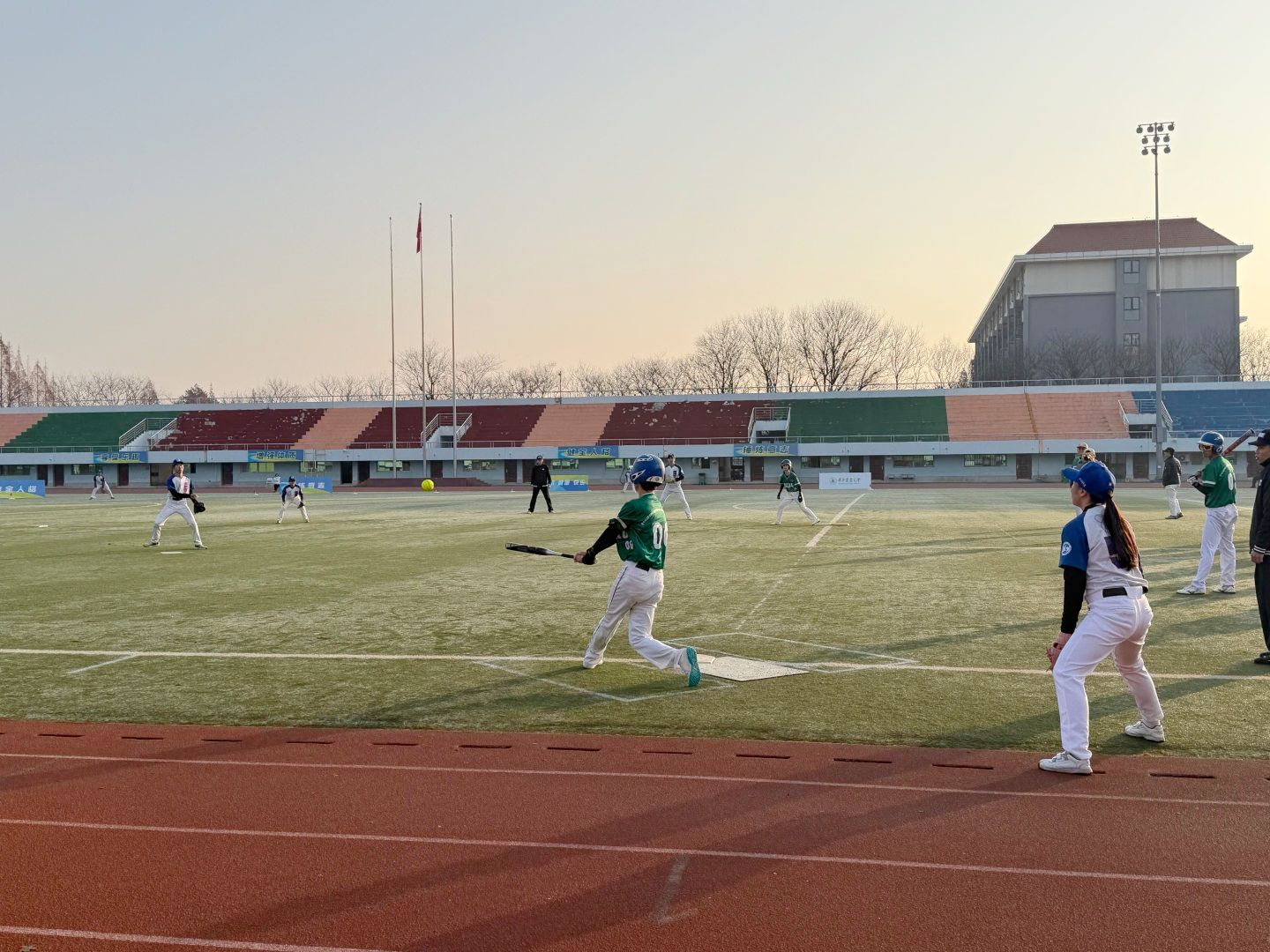 湖北省首届大学生慢投垒球锦标赛在华中农业大学举行