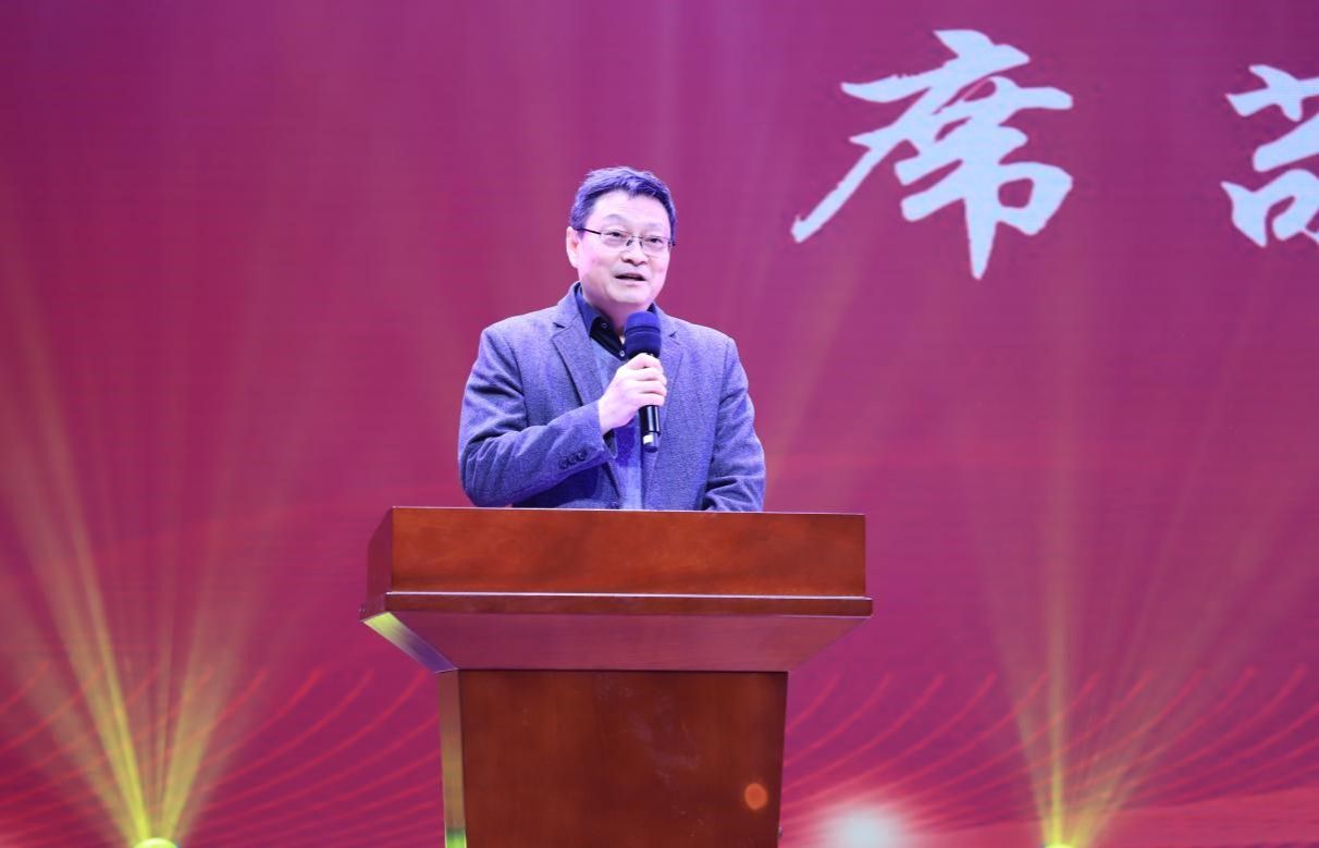 外国语学院举办2025年 “四海聚新篇，外语展风华”迎新暨年度优秀表彰晚会