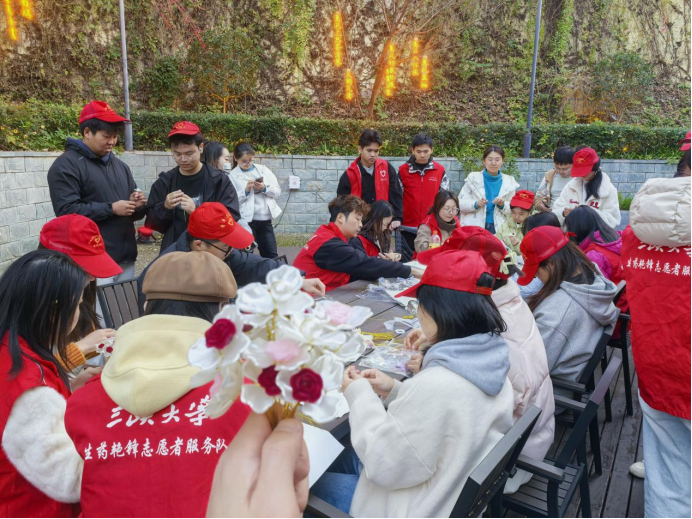 党建领航育新人 劳动铸魂润社区 ——三峡大学研究生样板党支部在南苑学生公寓开展志愿服务活动
